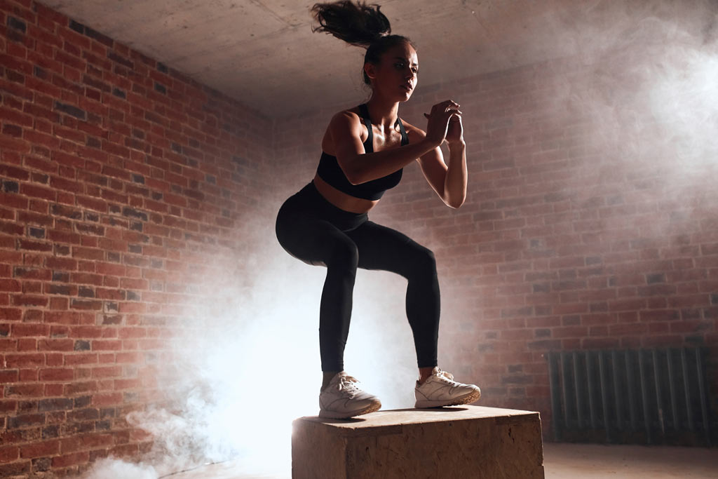 woman doing box jumps for best cardio glutes workout